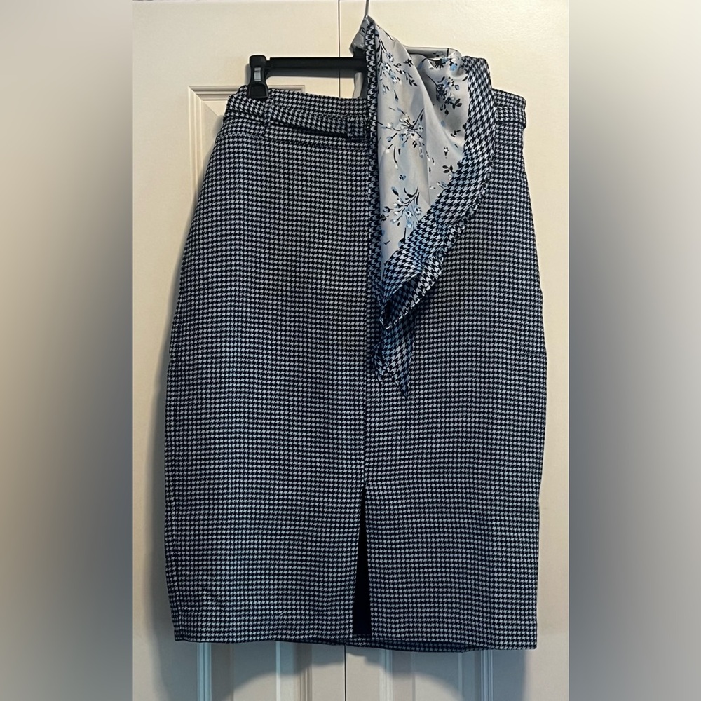 Beautiful houndstooth skirt in a lovely 2-tone blue! Will add matching scarf!